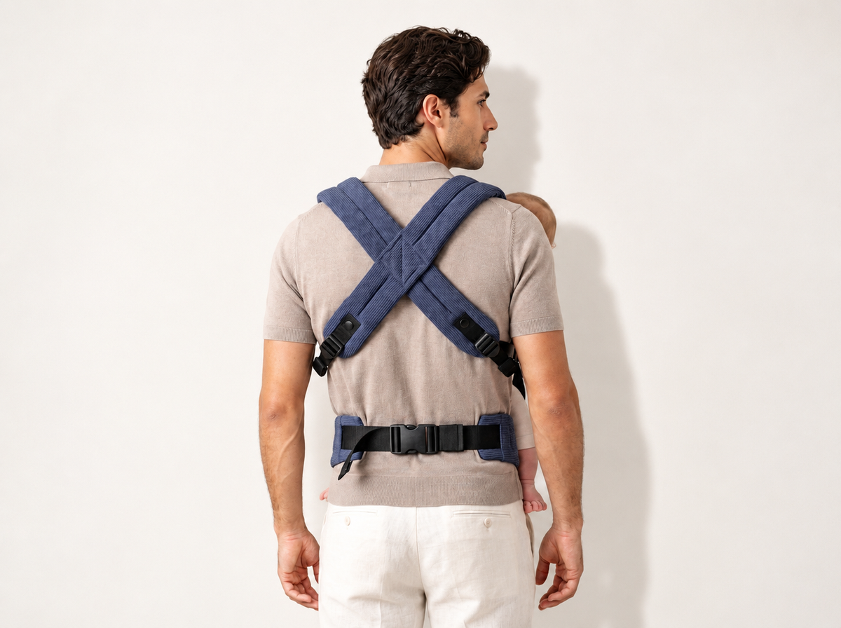 Détail du réglage du porte-bébé Pure Velvet bleu