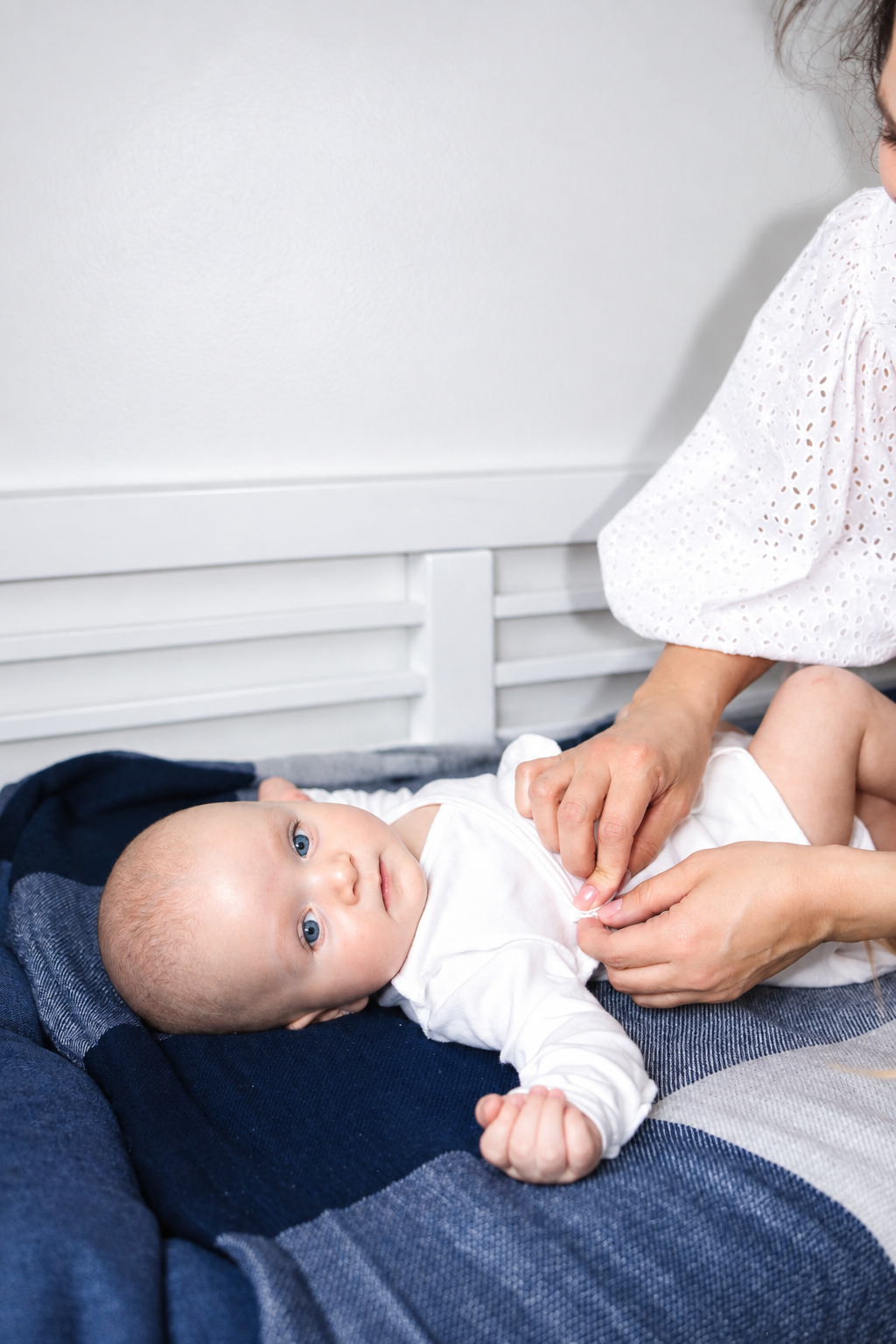Maman allongée avec son bébé sur un lit