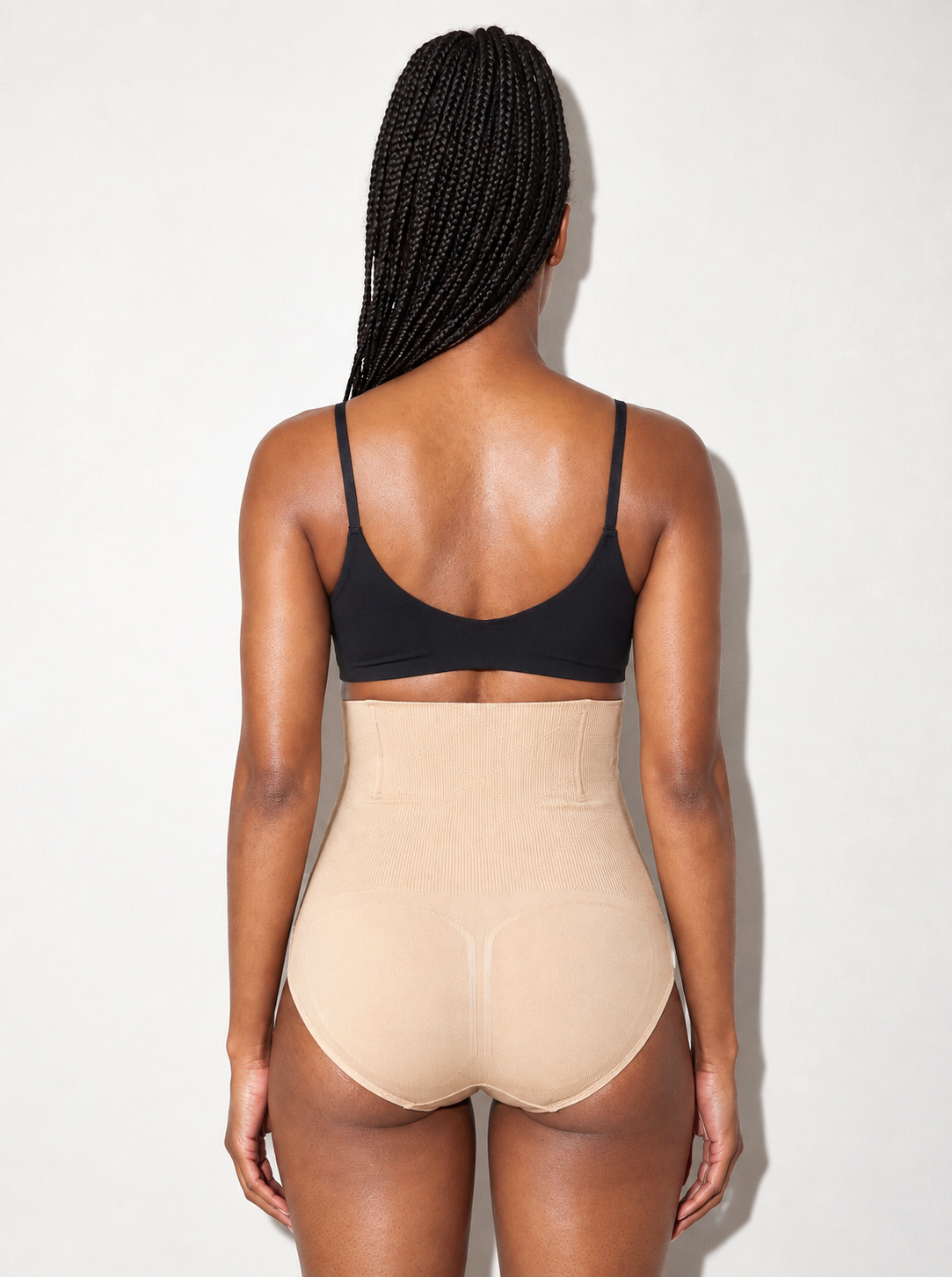 Culotte gainante beige taille haute portée, vue de dos