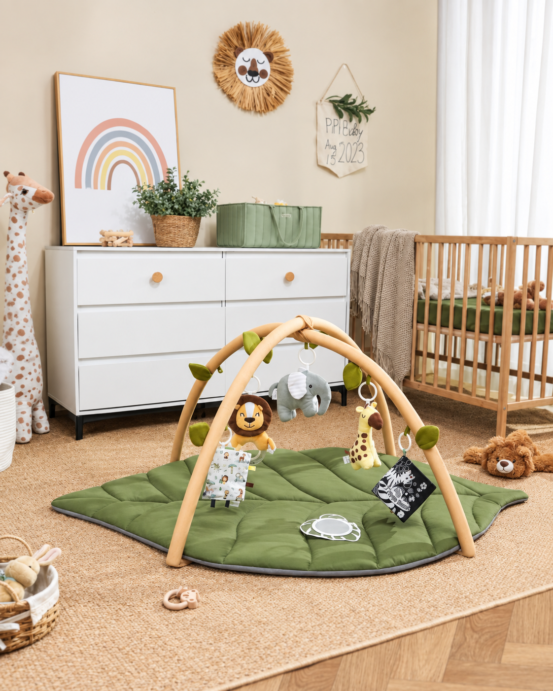 Tapis d'éveil bébé vert en forme de feuille avec arche en bois dans une chambre d'enfant