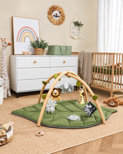 Tapis d'éveil bébé vert en forme de feuille avec arche en bois dans une chambre d'enfant