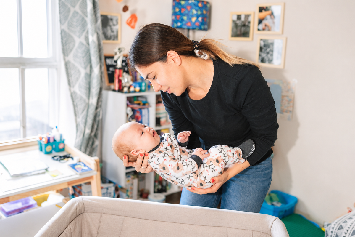 Maman et son bébé partageant un moment de tendresse