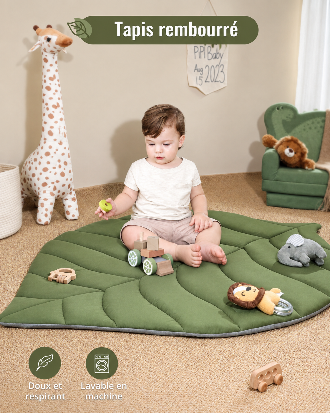 Bébé assis sur un tapis d'éveil rembourré vert avec ses jouets
