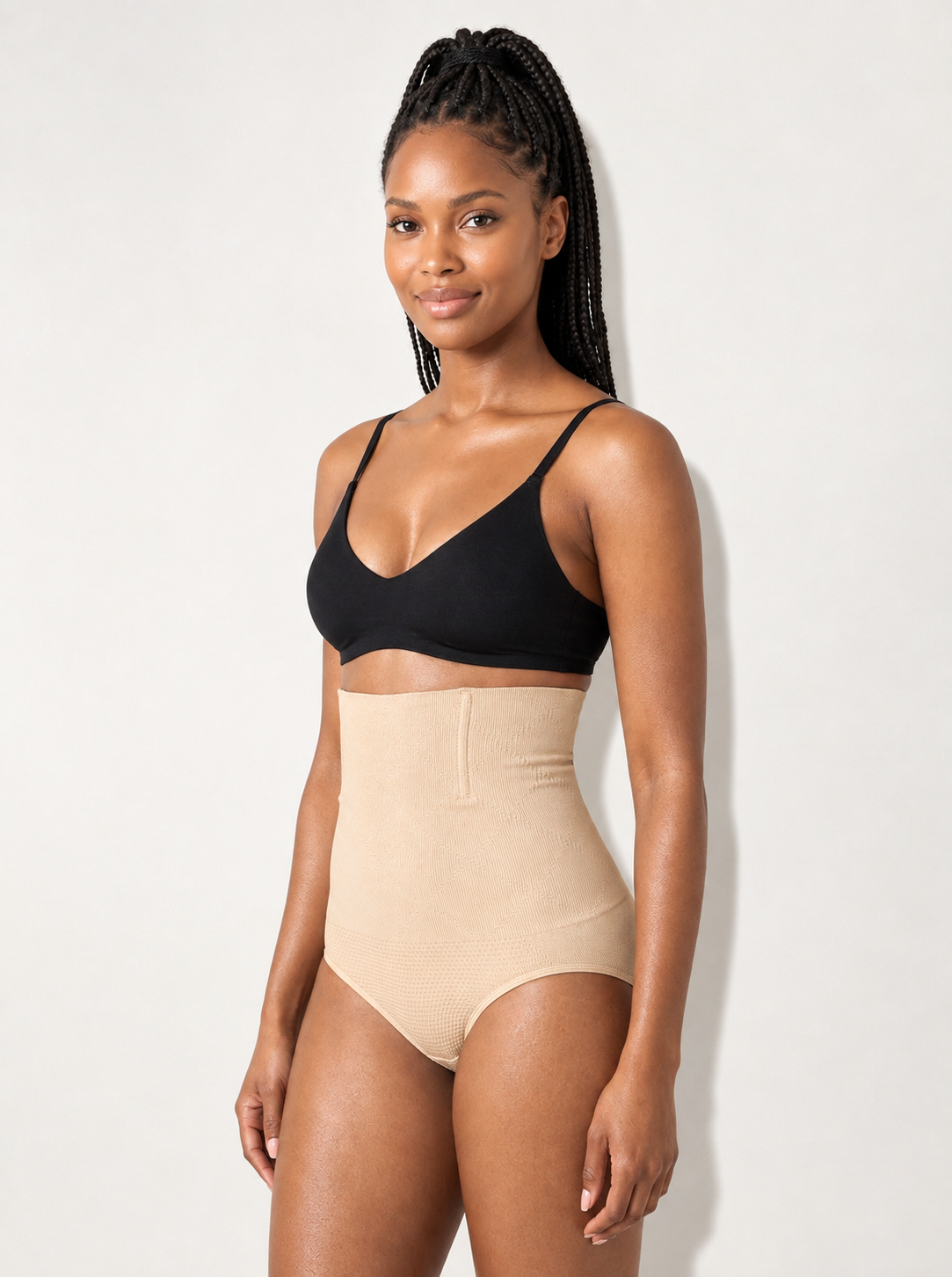 Culotte gainante beige taille haute ventre plat portée, vue de trois quarts