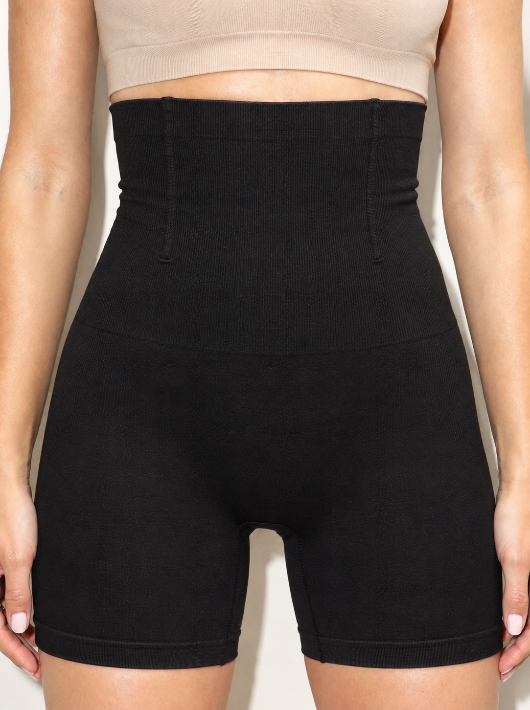 Shorty long gainant noir taille haute ventre plat, gros plan sur la ceinture anti-roulement