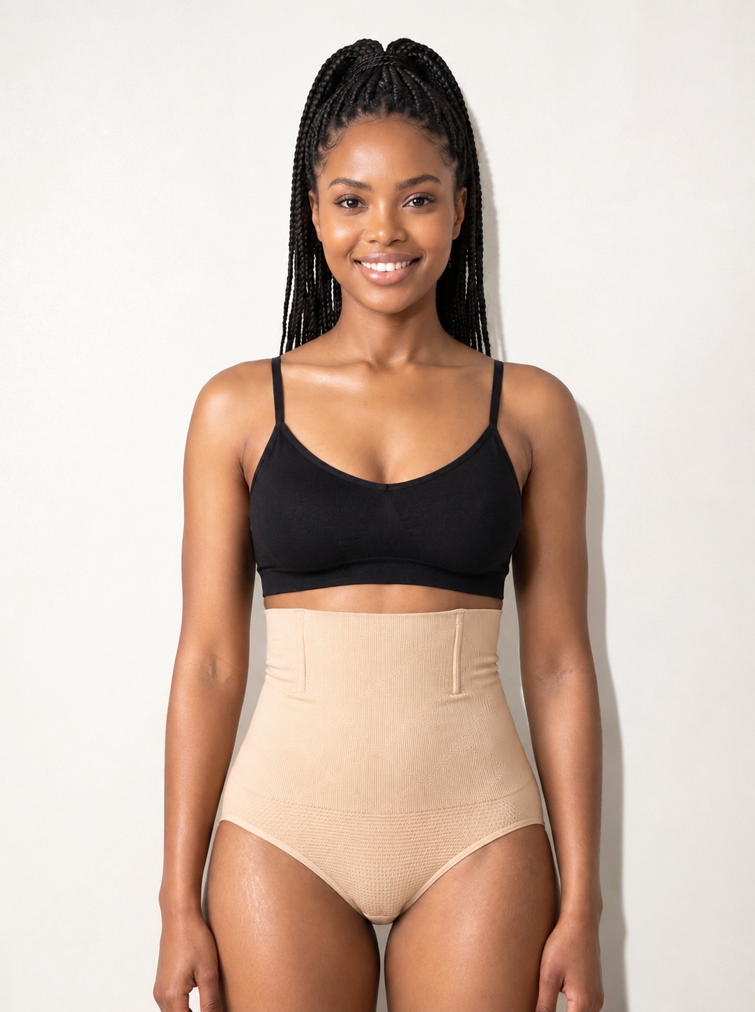 Culotte gainante beige taille haute ventre plat portée avec brassière noire, vue de face